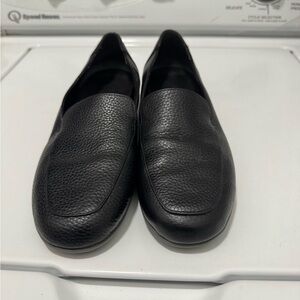 Women’s Vionic Black Leather Slip-On Loafers size 9